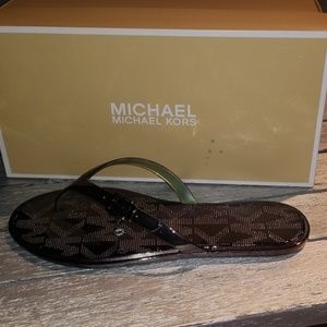 Brand New Michael Kors Emory Sz 7 Flip Flops